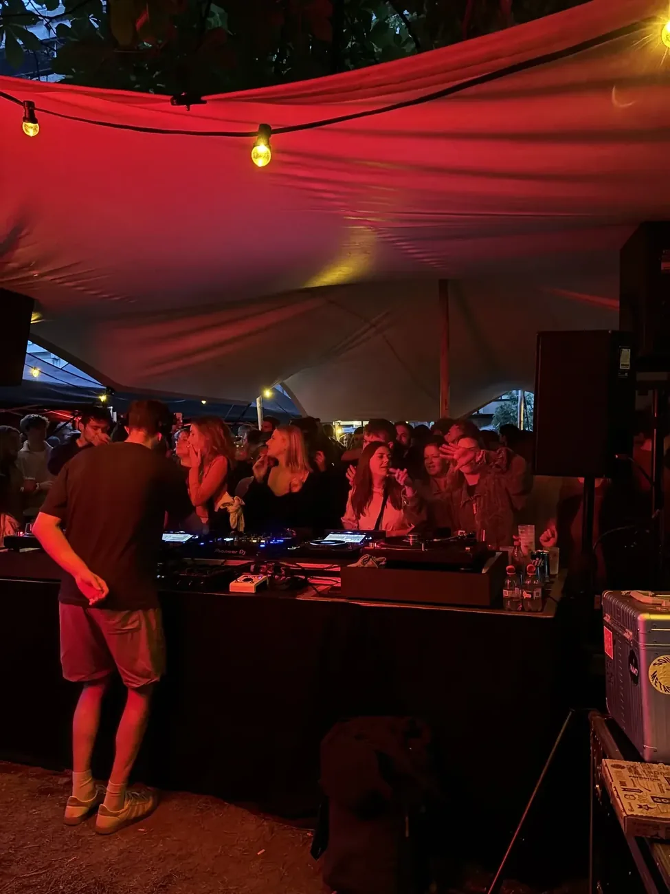 DJ booth stretchtent rode sfeerverlichting Limburg